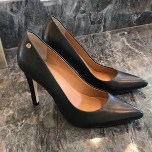 Calvin Klein Black Pumps heels like new